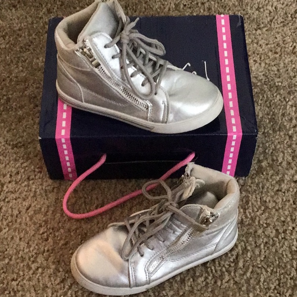 Girls tennis shoes